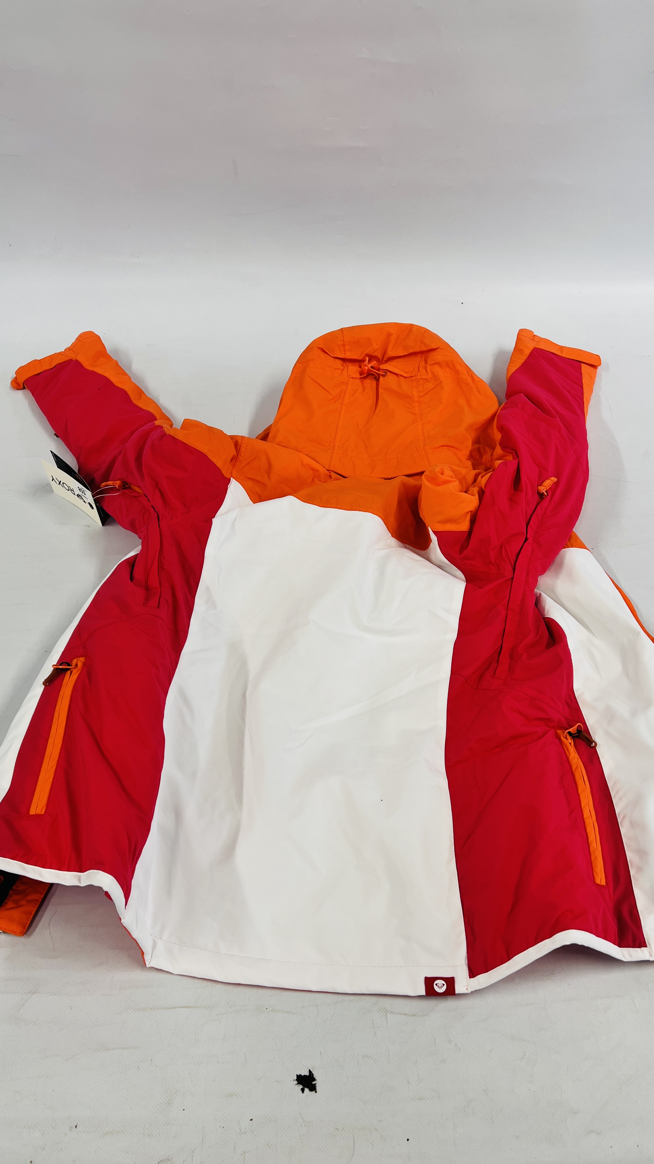 AN AS NEW ROXY DRY FLIGHT TECHNOLOGY SKI COAT, XS. - Image 6 of 6