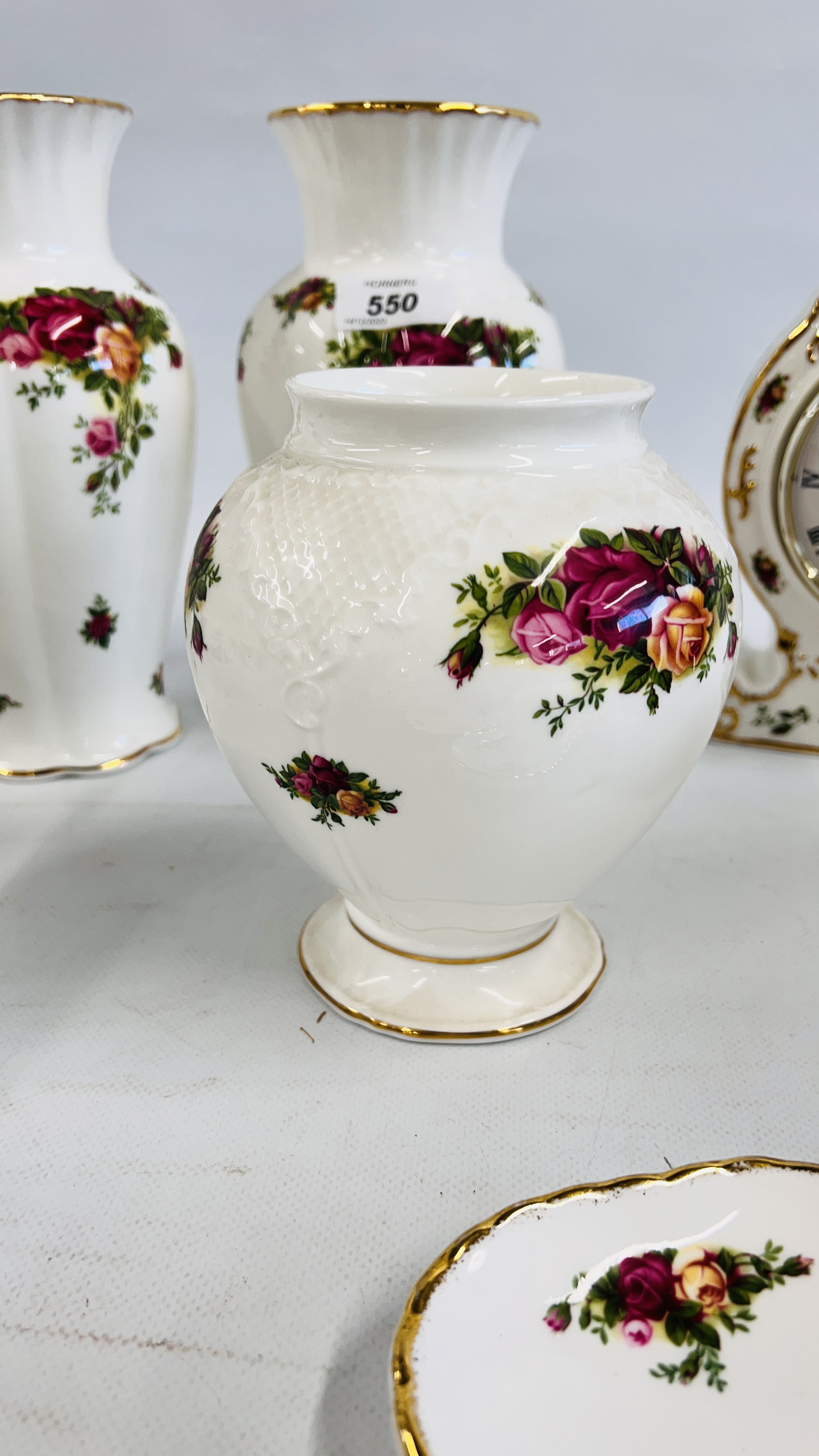 A GROUP OF ROYAL ALBERT OLD COUNTRY ROSES TO INCLUDE A PAIR OF VASES, A WISHING WELL, PIANO, - Image 10 of 13