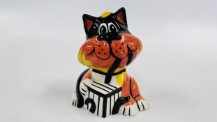 A LORNA BAILEY COLLECTORS CAT WITH PRESENT, BEARING SIGNATURE H 11CM.