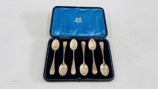 A SET OF 6 ANTIQUE SILVER SHELL TEASPOONS,