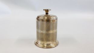 AN ANTIQUE SILVER CYLINDRICAL CIGARETTE HOLDER DISPENSER, BIRMINGHAM ASSAY, PAT No 325841, H 11CM.