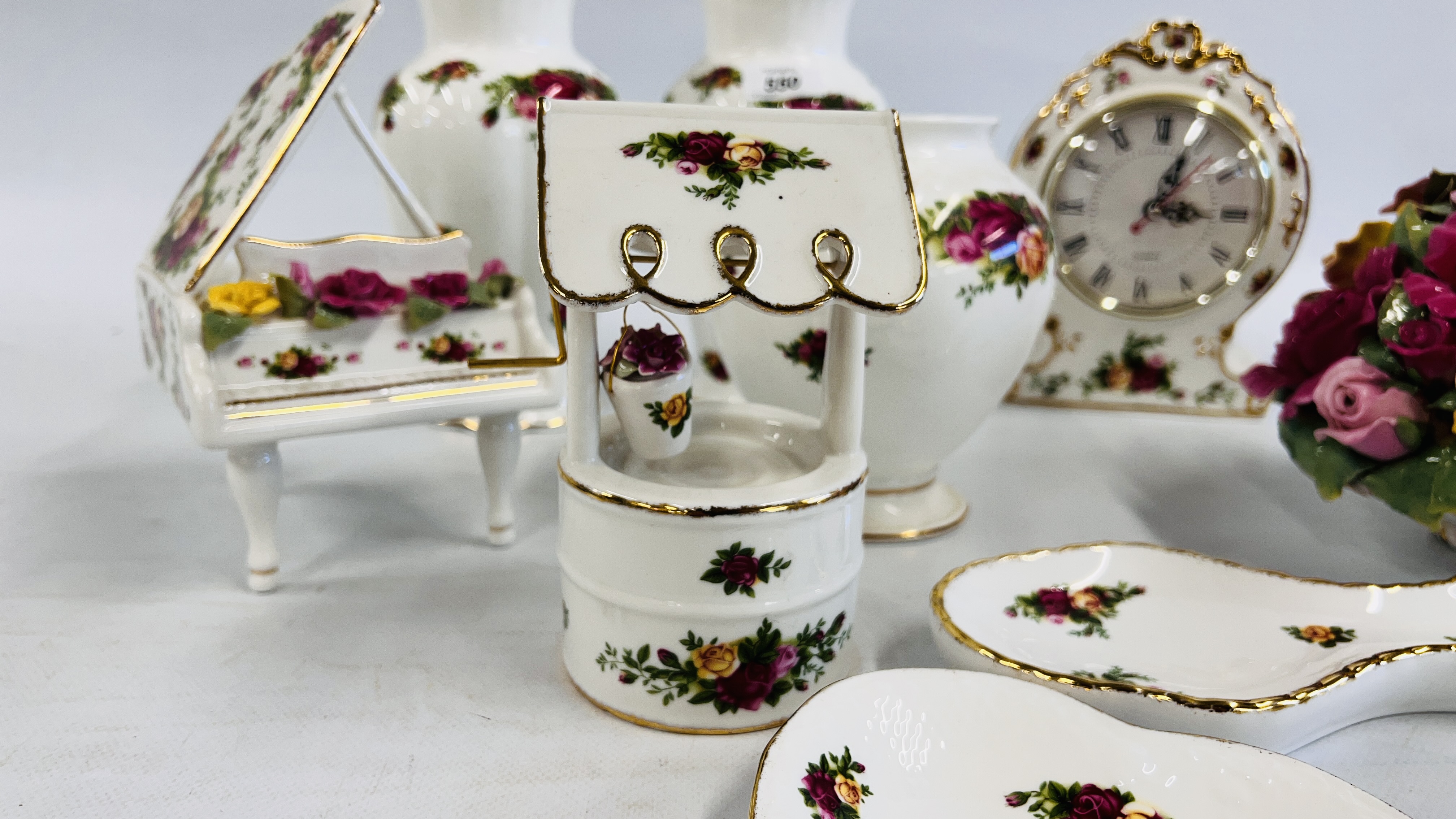 A GROUP OF ROYAL ALBERT OLD COUNTRY ROSES TO INCLUDE A PAIR OF VASES, A WISHING WELL, PIANO, - Image 7 of 13