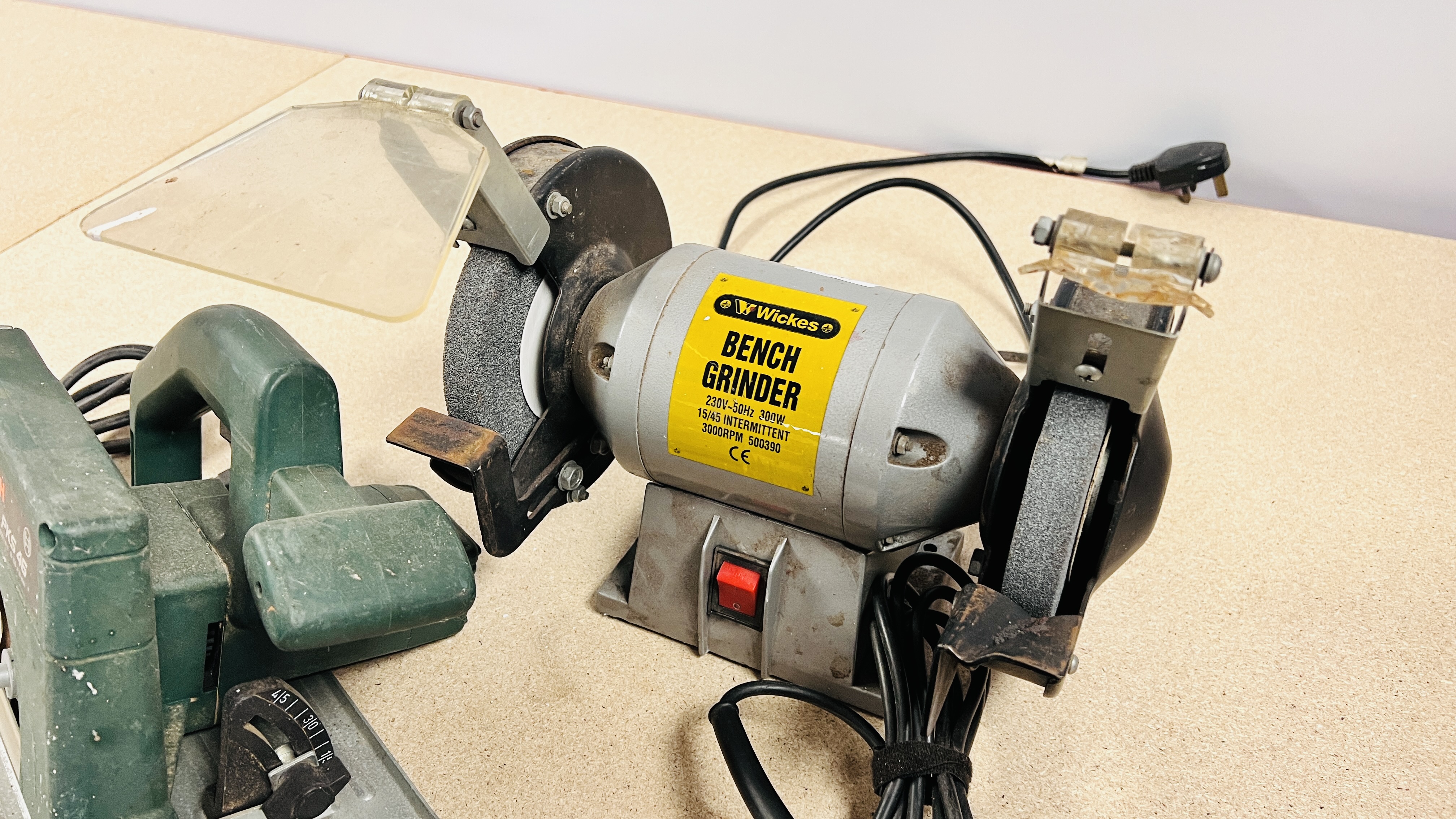 BOSCH PKS 46 CIRCULAR SAW, WICKES BENCH GRINDER + BOSCH POF 500 A ROUTER - SOLD AS SEEN. - Image 4 of 5