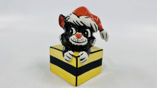 A LORNA BAILEY COLLECTORS "CAT IN A PRESENT" BEARING SIGNATURE H 13CM.