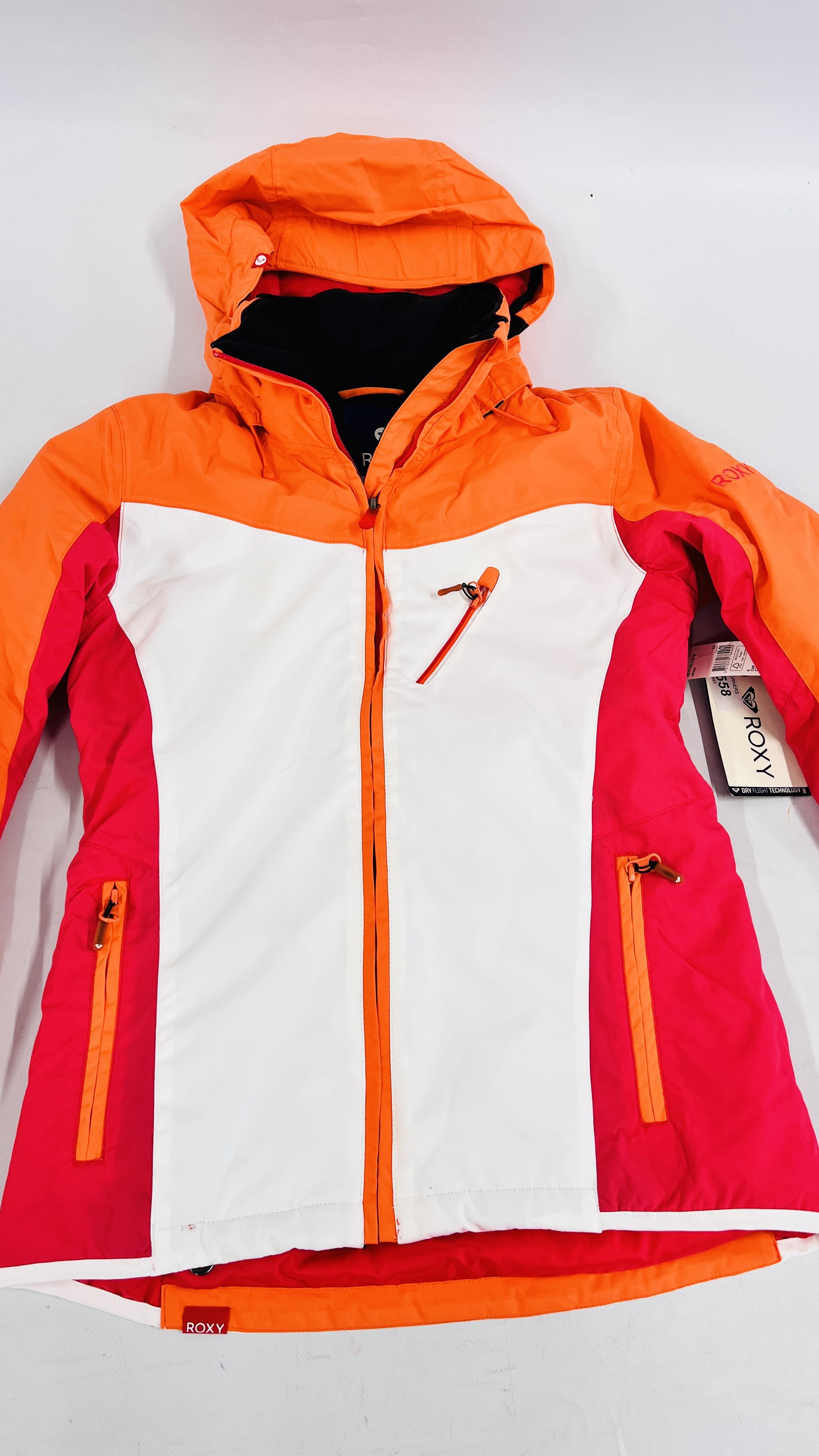 AN AS NEW ROXY DRY FLIGHT TECHNOLOGY SKI COAT, XS. - Image 2 of 6