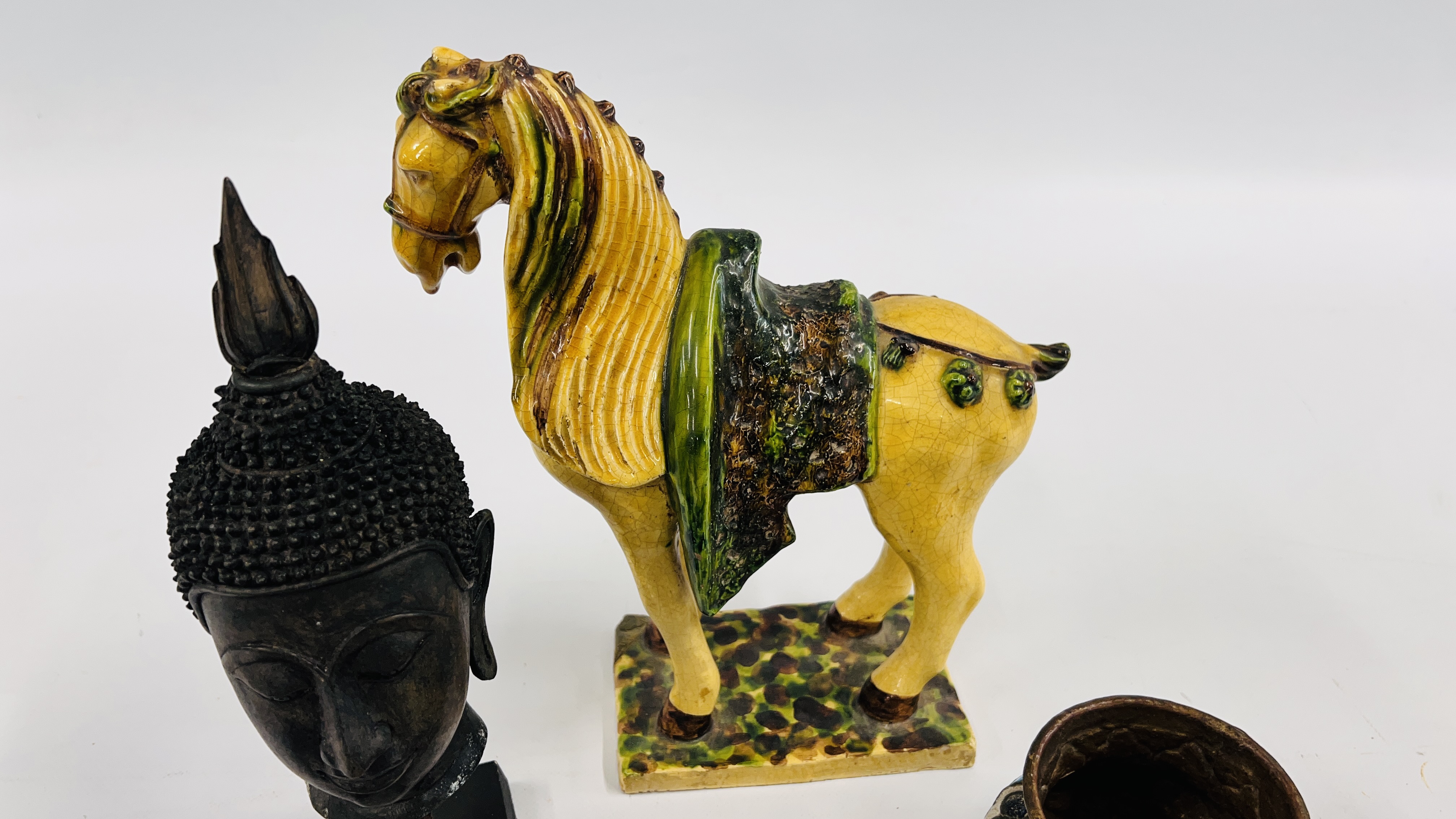 A GROUP OF ORIENTAL COLLECTIBLES TO INCLUDE A HAMMERED COPPER VASE, ENAMELLED MATCHBOX HOLDER, MASK, - Image 10 of 12