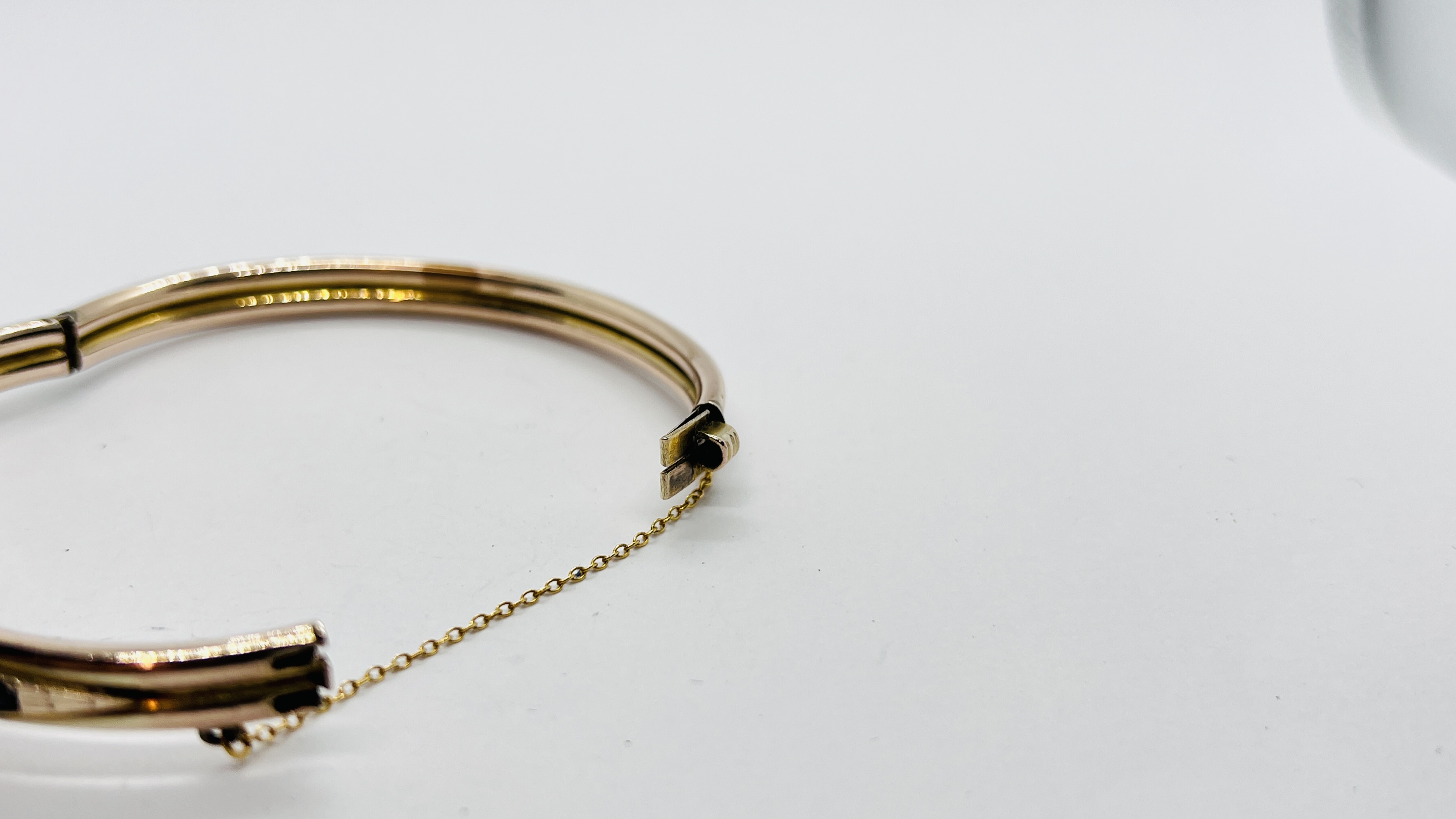 AN IMPRESSIVE EDWARDIAN HINGED YELLOW METAL BANGLE AND SAFETY CHAIN INSET WITH A DIAMOND, - Image 9 of 10