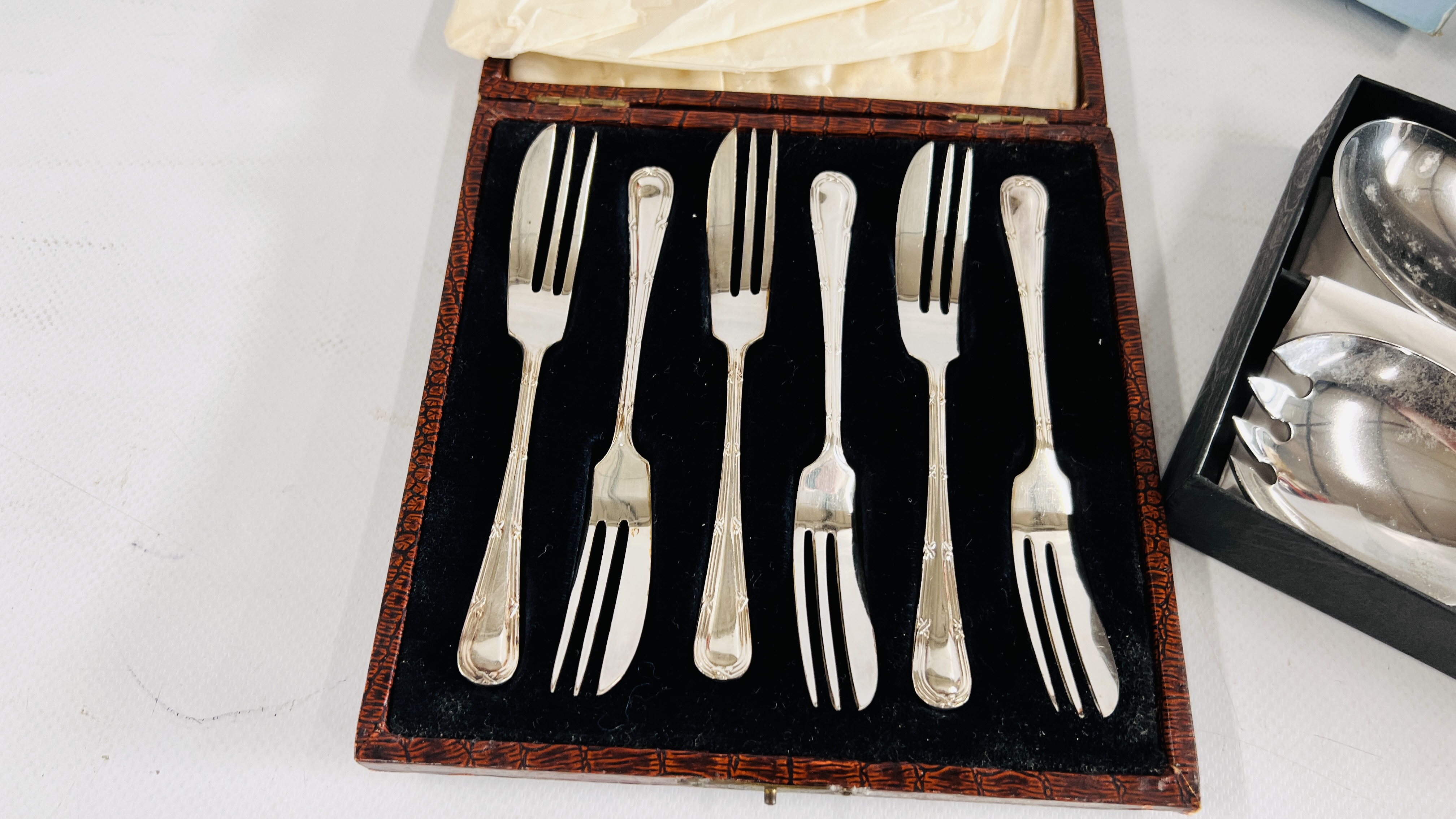 A GROUP OF BOXED CUTLERY TO INCLUDE GLOVER & SMITH SALAD SERVERS, CASED SET OF 6 CAKE FORKS. - Image 2 of 5