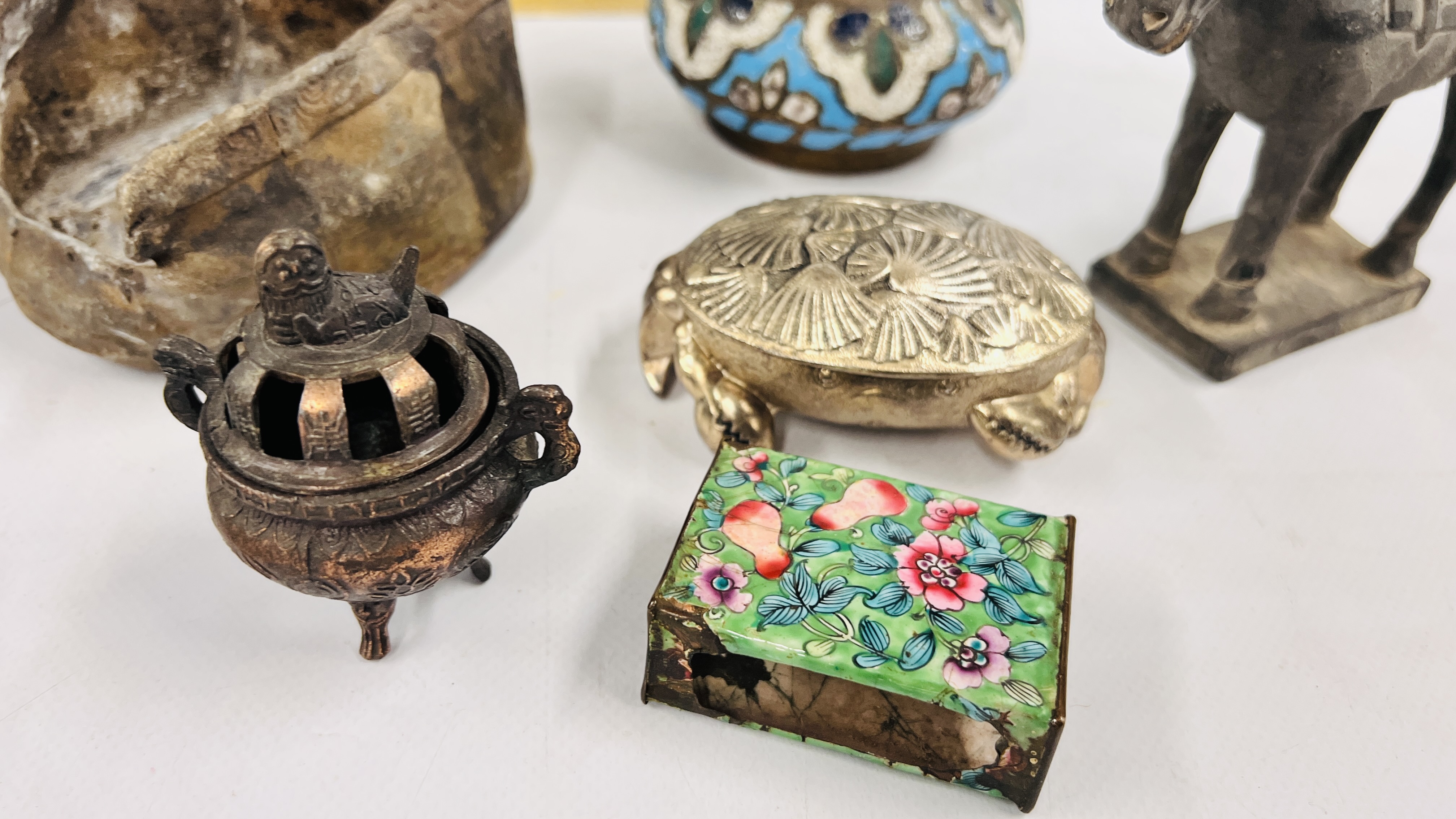 A GROUP OF ORIENTAL COLLECTIBLES TO INCLUDE A HAMMERED COPPER VASE, ENAMELLED MATCHBOX HOLDER, MASK, - Image 4 of 12