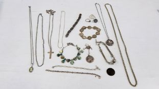 A GROUP OF SILVER AND WHITE METAL JEWELLERY TO INCLUDE A COIN BRACELET,