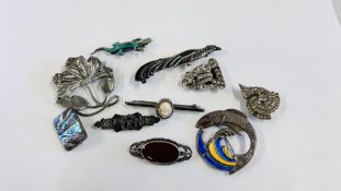 A GROUP OF VINTAGE SILVER AND WHITE METAL BROOCHES TO INCLUDE AN ENAMELED LIZARD EXAMPLE,