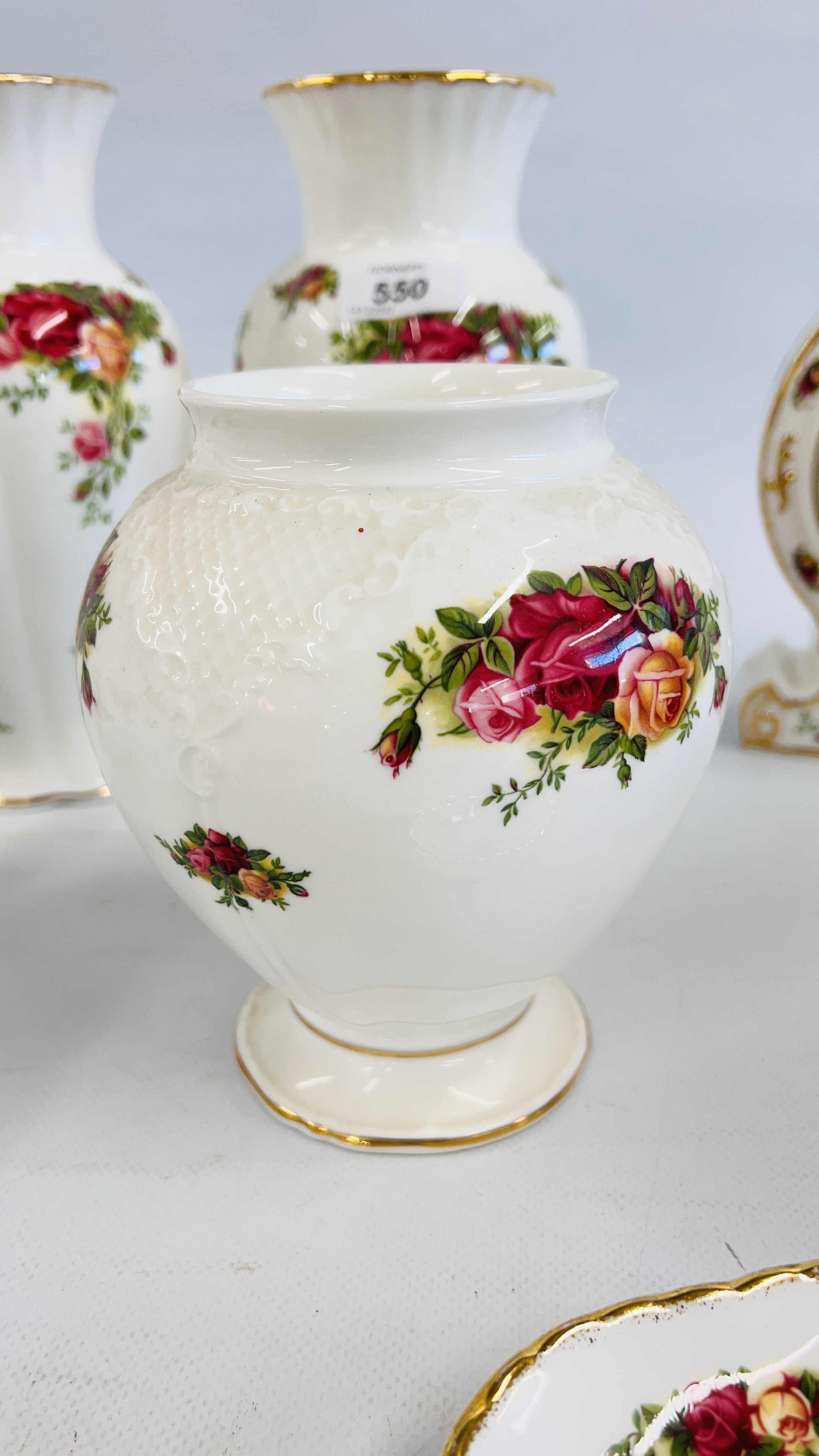 A GROUP OF ROYAL ALBERT OLD COUNTRY ROSES TO INCLUDE A PAIR OF VASES, A WISHING WELL, PIANO, - Image 11 of 13