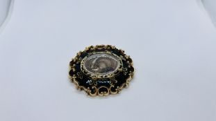AN ELABORATE ANTIQUE 15CT GOLD AND ENAMELED MOURNING BROOCH, W 5.5CM X H 5CM.