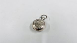 AN ANTIQUE SILVER SOVEREIGN CASE, BIRMINGHAM 1904 ASSAY W & H DIAMETER 3CM.