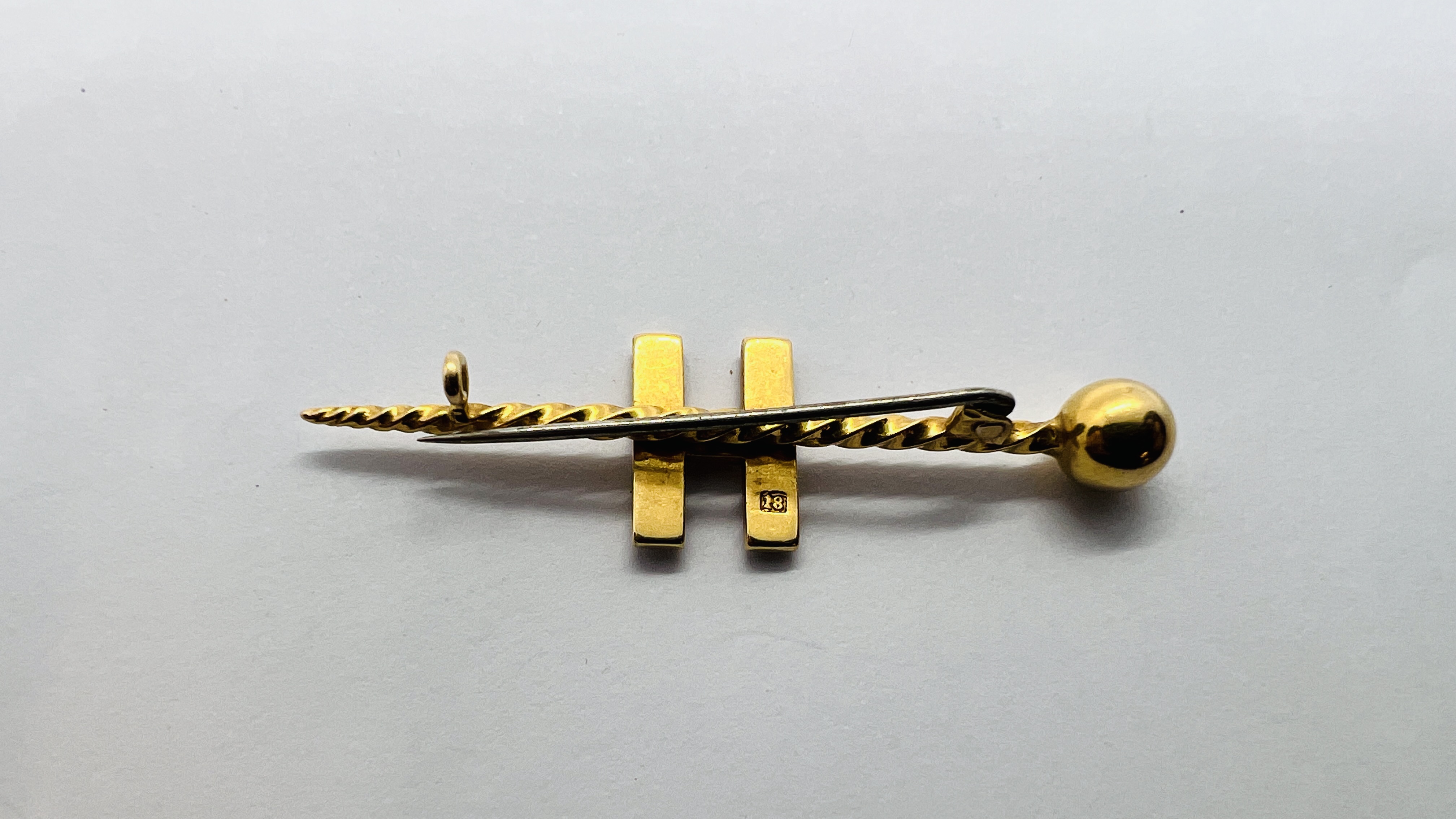 AN 18CT GOLD BAR BROOCH WITH MONOGRAM H SET WITH 11 SEED PEARLS. - Image 4 of 5