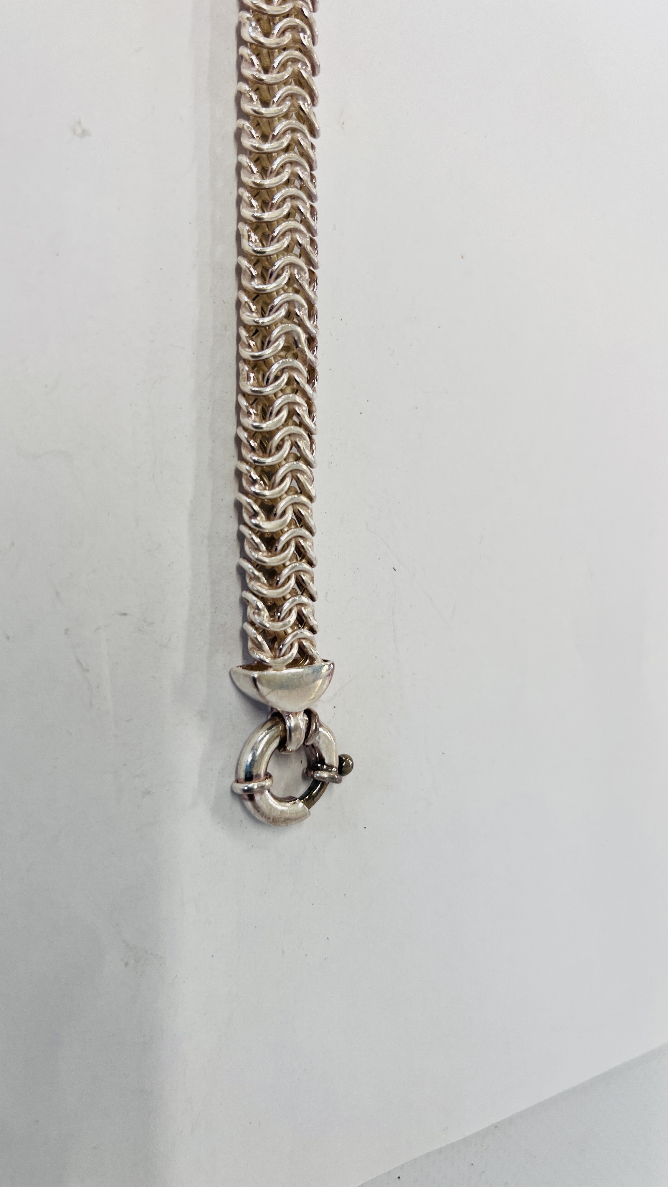 BOXED SILVER WOVEN BRACELET. - Image 3 of 7