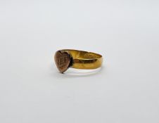 AN ANTIQUE 22CT GOLD BAND WITH AN APPLIED HEART BEARING INITIALS.