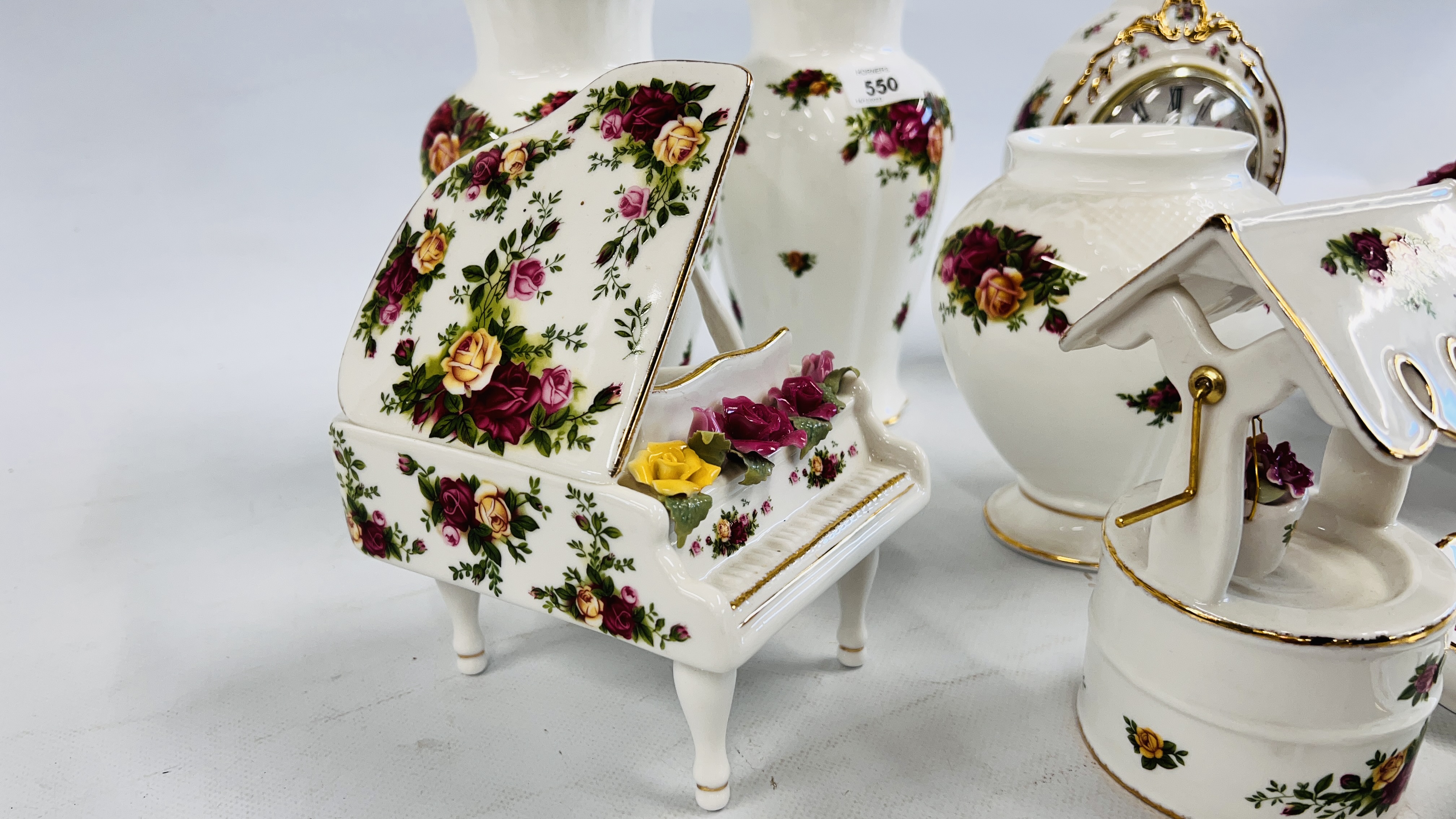 A GROUP OF ROYAL ALBERT OLD COUNTRY ROSES TO INCLUDE A PAIR OF VASES, A WISHING WELL, PIANO, - Image 8 of 13