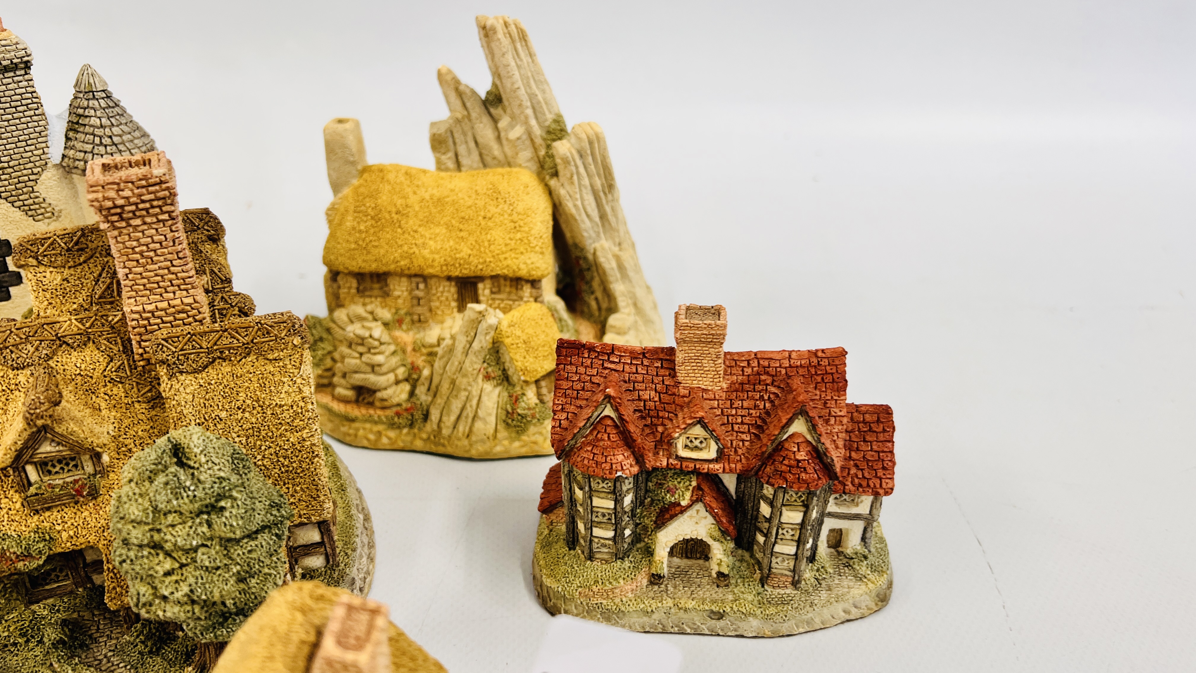 A GROUP OF SEVEN DAVID WINTER COLLECTORS COTTAGES TO INCLUDE CROFTERS COTTAGE, DROVERS COTTAGE, - Image 5 of 6