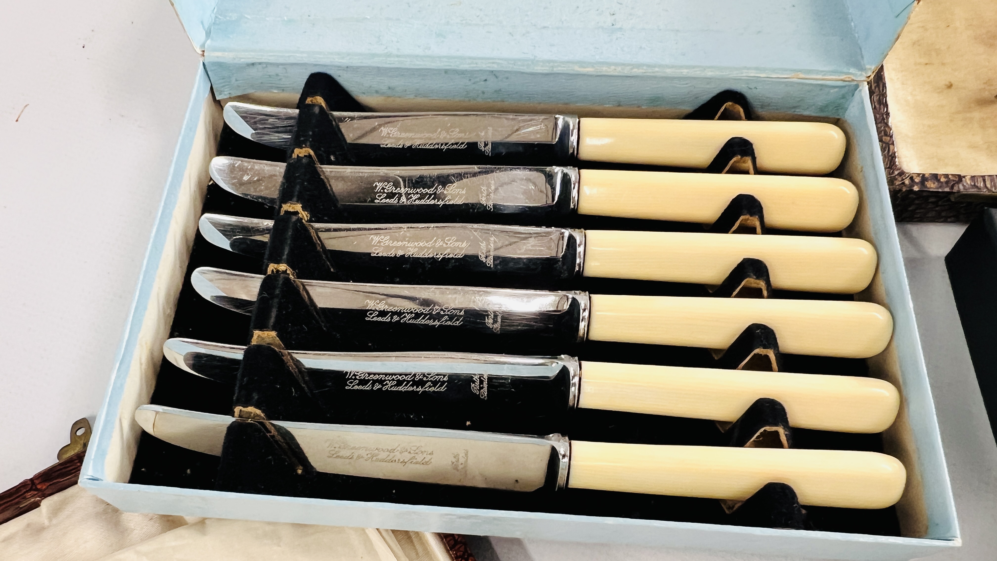 A GROUP OF BOXED CUTLERY TO INCLUDE GLOVER & SMITH SALAD SERVERS, CASED SET OF 6 CAKE FORKS. - Image 3 of 5