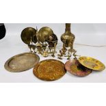 A GROUP OF DECORATIVE BRASSWARE TO INCLUDE EASTERN DESIGN TABLE LAMP, COFFEE POT, WINES,