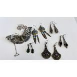 A GROUP OF 6 PAIRS OF SILVER AND WHITE METAL EARRINGS TO INCLUDE STONE SET EXAMPLES AND A FILIGREE