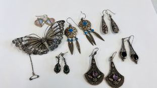 A GROUP OF 6 PAIRS OF SILVER AND WHITE METAL EARRINGS TO INCLUDE STONE SET EXAMPLES AND A FILIGREE