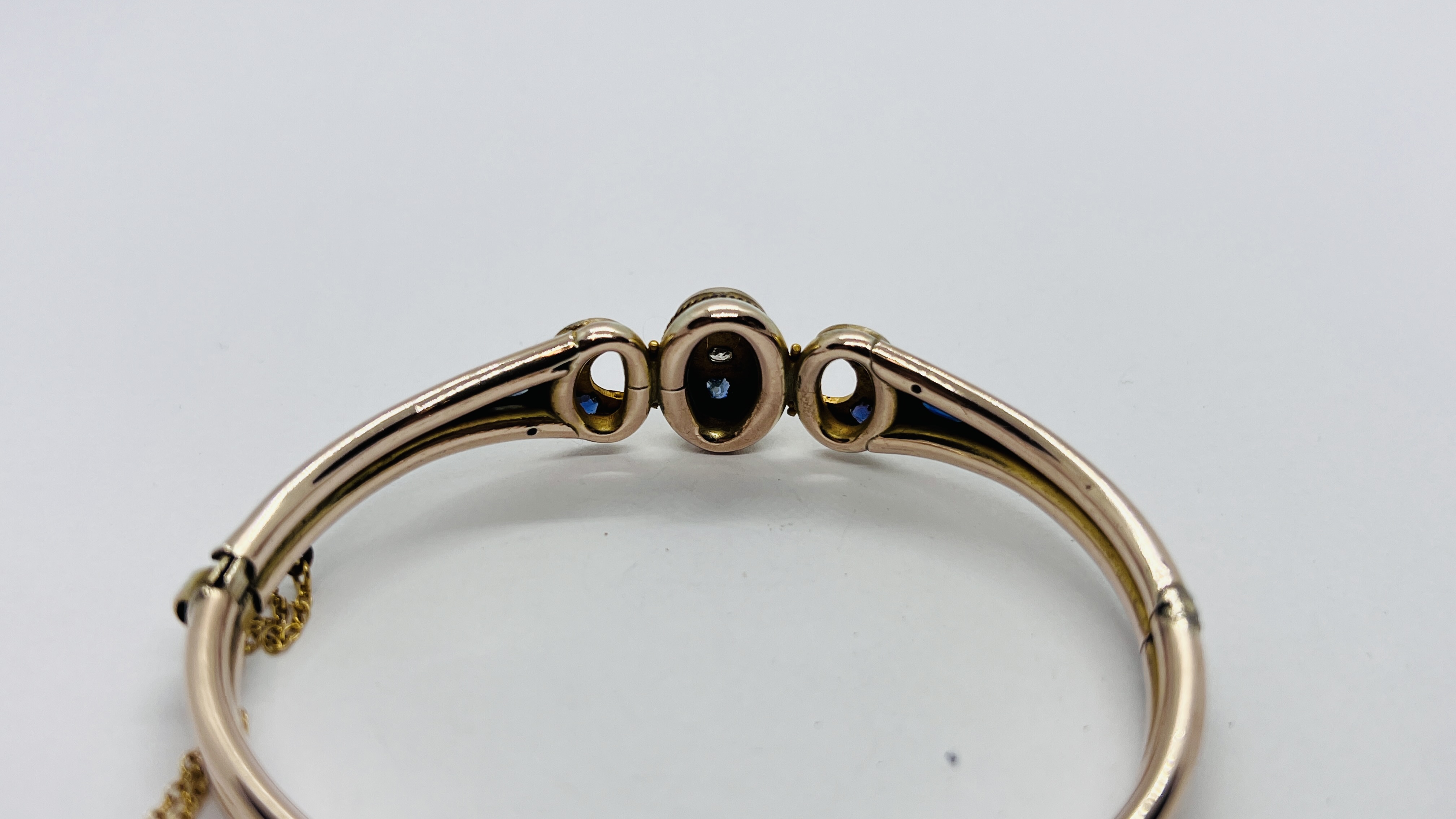 AN IMPRESSIVE EDWARDIAN HINGED YELLOW METAL BANGLE AND SAFETY CHAIN INSET WITH A DIAMOND, - Image 6 of 10
