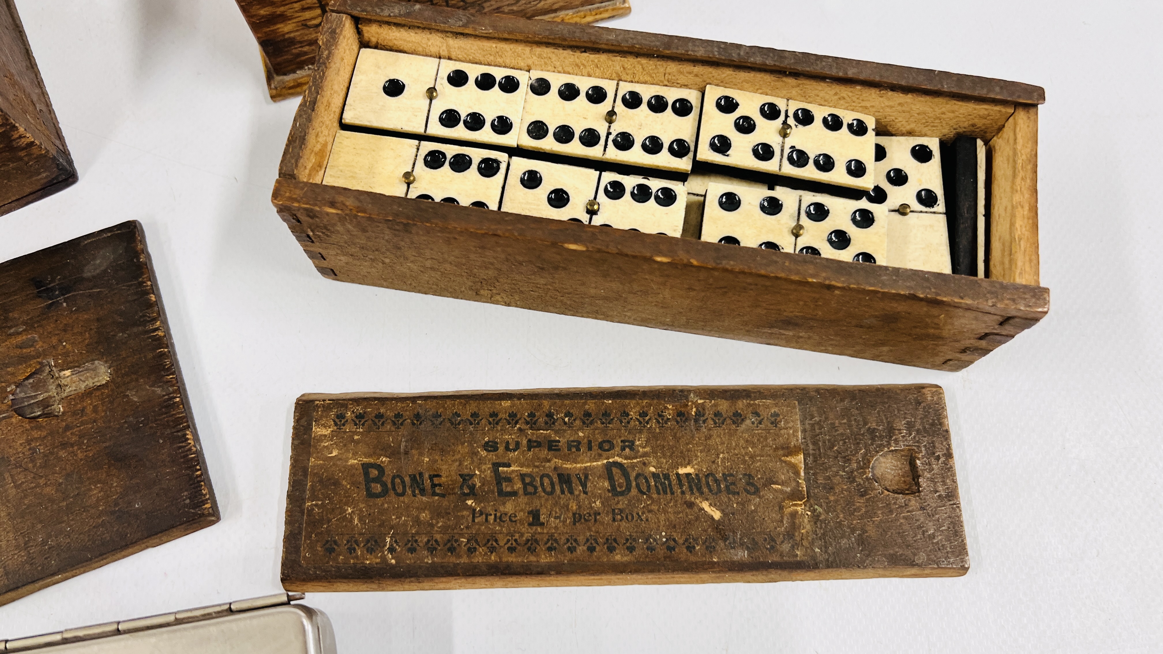 A BOX OF VINTAGE GAMES TO INCLUDE A WOODEN CHESS SET AND A SUPERIOR BONE AND EBONY DOMINOES IN - Image 2 of 6