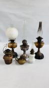 A GROUP OF 6 ASSORTED VINTAGE OIL LAMPS TO INCLUDE 2 CLEAR GLASS FONT EXAMPLES.