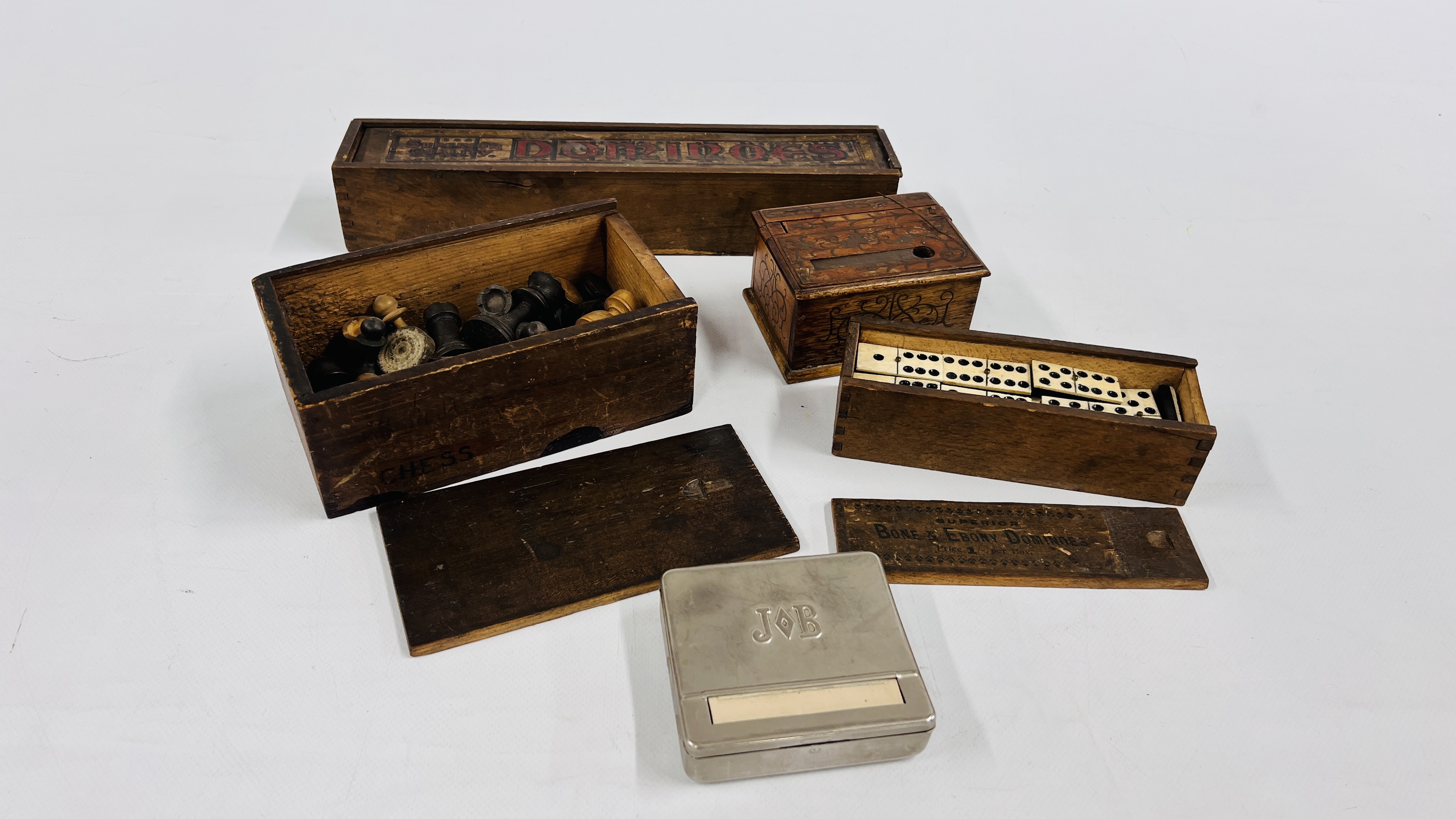 A BOX OF VINTAGE GAMES TO INCLUDE A WOODEN CHESS SET AND A SUPERIOR BONE AND EBONY DOMINOES IN