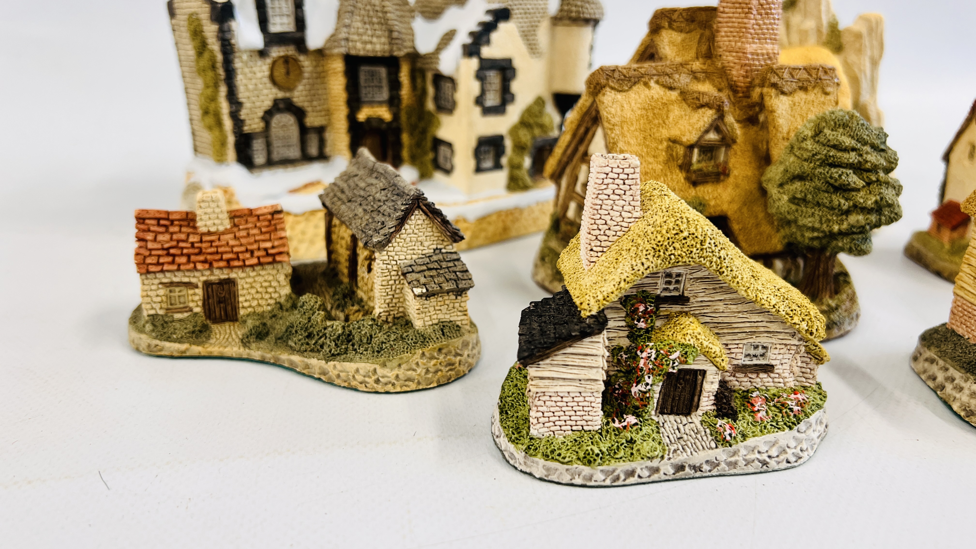 A GROUP OF SEVEN DAVID WINTER COLLECTORS COTTAGES TO INCLUDE CROFTERS COTTAGE, DROVERS COTTAGE, - Image 2 of 6