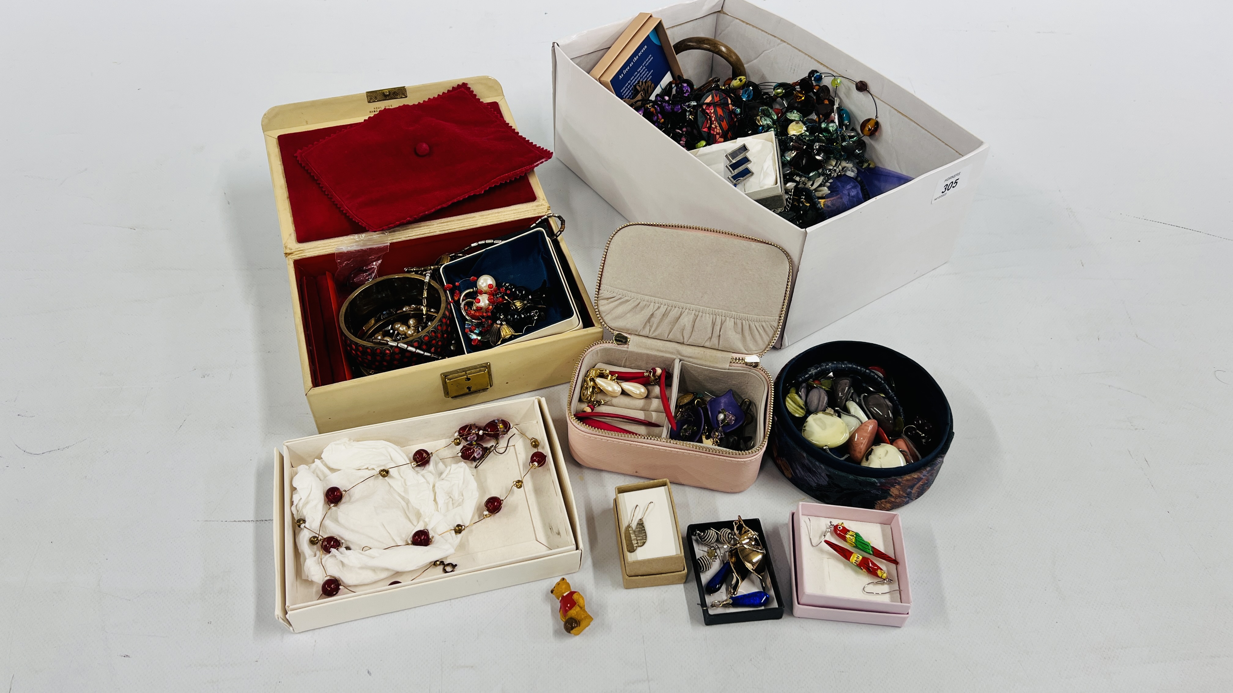 A SHOE BOX AND JEWELLERY BOX CONTAINING AN EXTENSIVE COLLECTION OF SILVER AND COSTUME JEWELLERY,