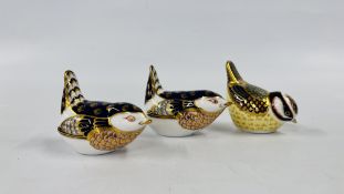 A GROUP OF 3 ROYAL CROWN DERBY BIRD PAPERWEIGHTS TO INCLUDE 2 X WRENS AND A BLUE TIT, GOLD STOPPERS.