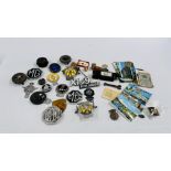 BOX MIXED COLLECTIBLES TO INCLUDE MANY VINTAGE CAR BADGES INCLUDING AA + SMALL COLLECTION OF
