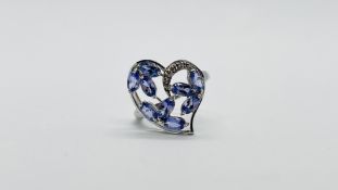 A MODERN DESIGNER 9CT WHITE GOLD CLUSTER RING SET WITH TANZANITE AND DIAMONDS (WITH A COPY OF