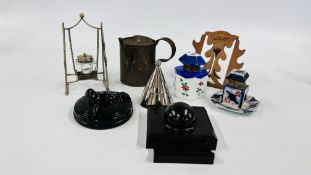 A GROUP OF VINTAGE INKWELLS TO INCLUDE BAKELITE,