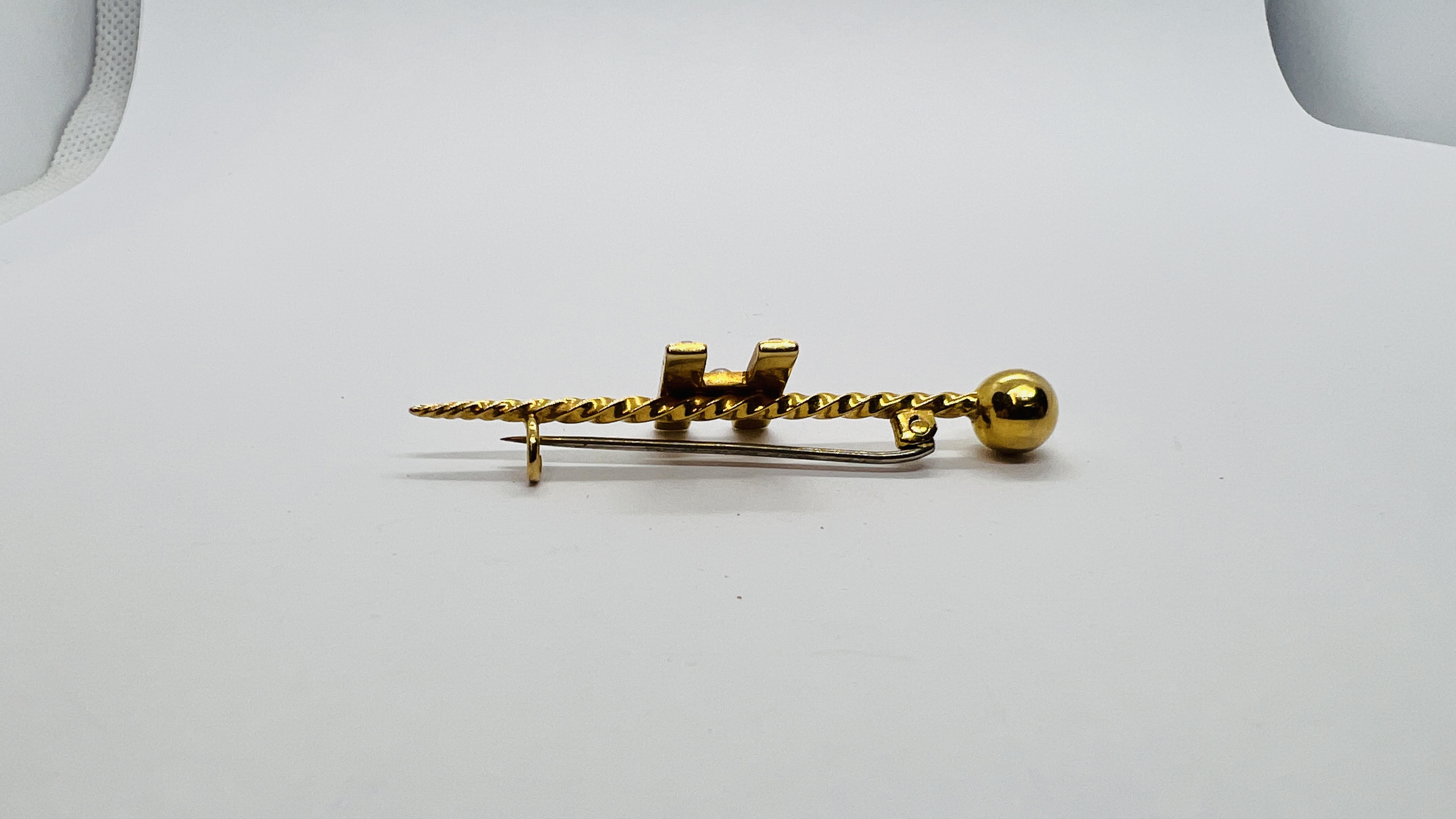 AN 18CT GOLD BAR BROOCH WITH MONOGRAM H SET WITH 11 SEED PEARLS. - Image 3 of 5