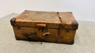 A LARGE VINTAGE LEATHER BOUND TRAVELLING TRUNK, W 92CM X D 55CM X H 35CM.