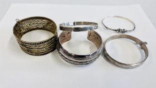 3 SILVER BRACELETS TO INCLUDE AN ENGRAVED HINGED EXAMPLE WITH A SAFETY CHAIN,