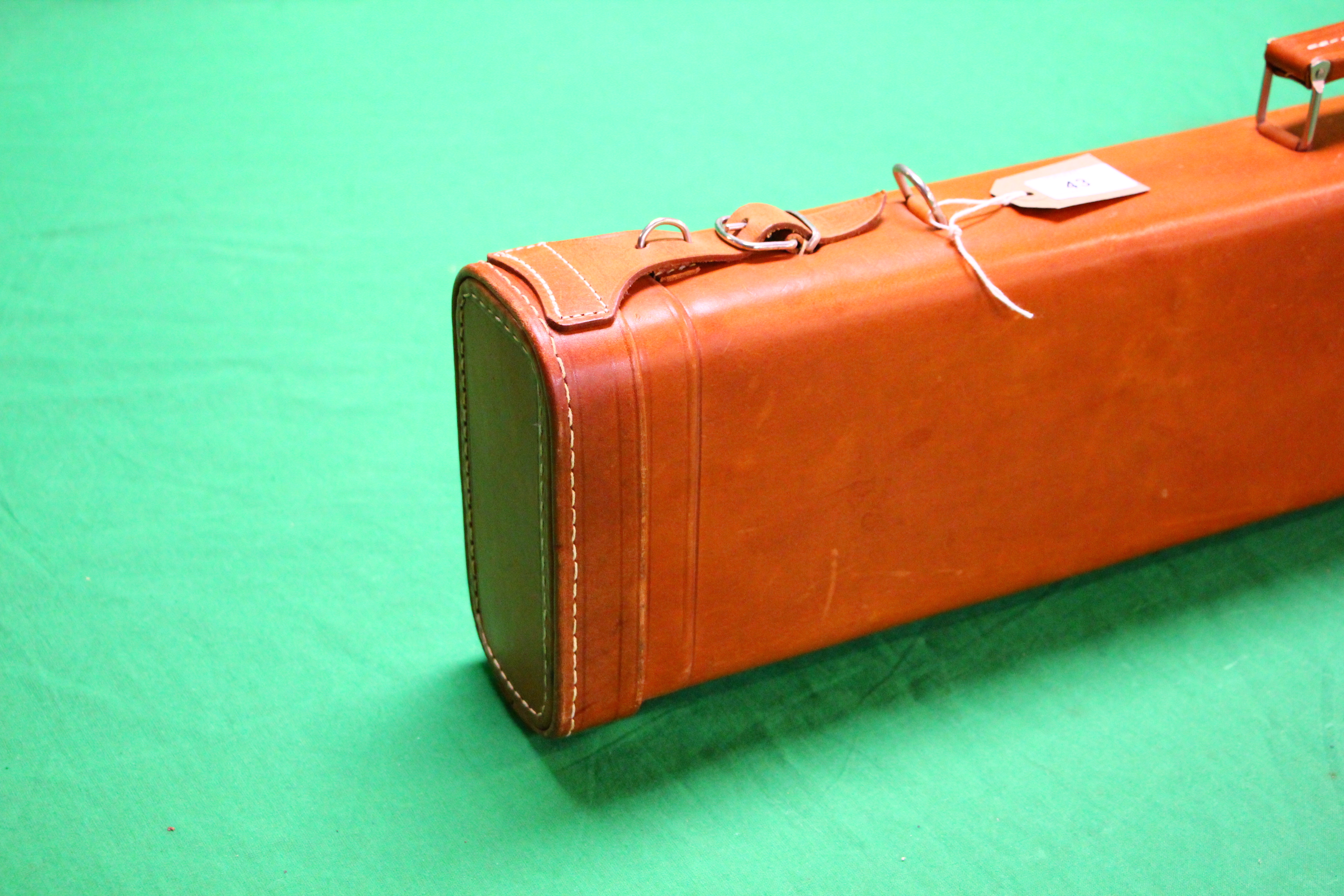 A GOOD QUALITY MODERN LEATHER LEG OF MUTTON GUN CASE - Image 2 of 13