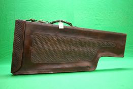A GOOD QUALITY LEATHER FIORI SHOT GUN CASE WITH INTERNAL REMOVAL STORAGE BOX THE CASE WITH