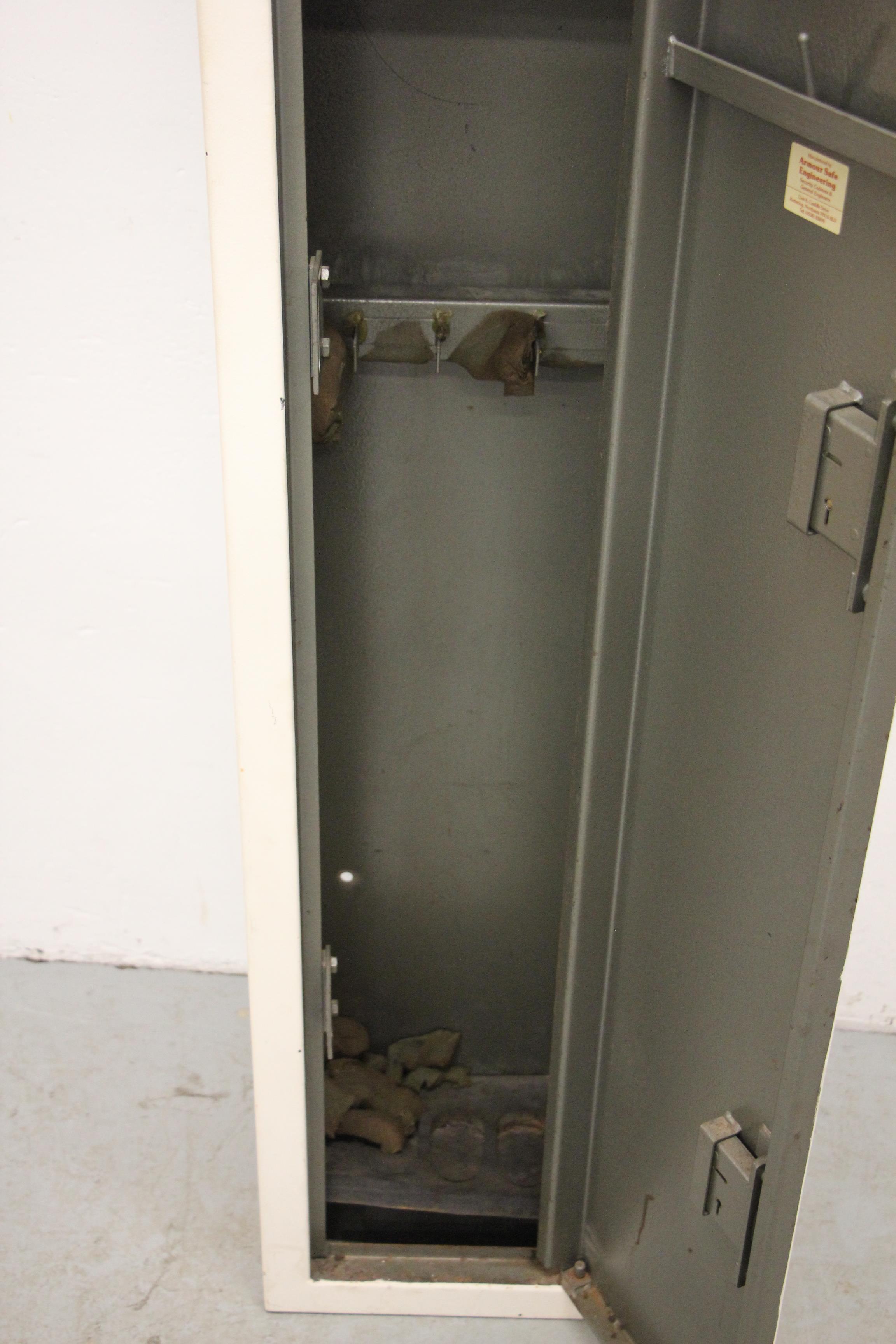 A STEEL GUN SECURITY CABINET WITH AMMUNITION BOX - KEYS WITH AUCTIONEER - Image 6 of 8