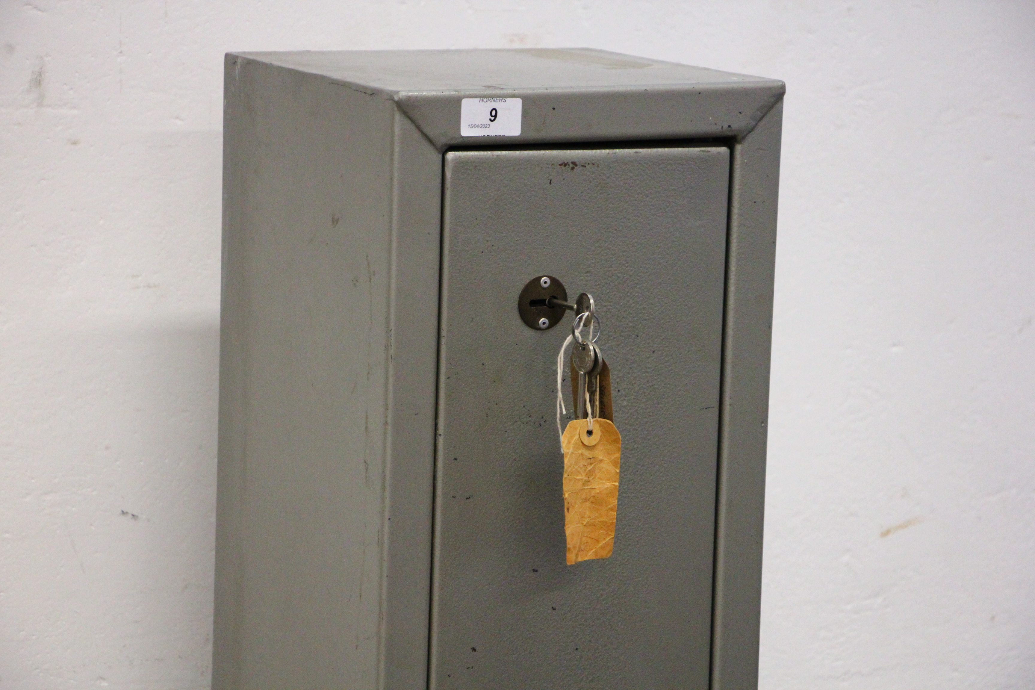 A STEEL THREE GUN CAPACITY SHOTGUN SAFE, KEYS WITH AUCTIONEER, - Image 4 of 8