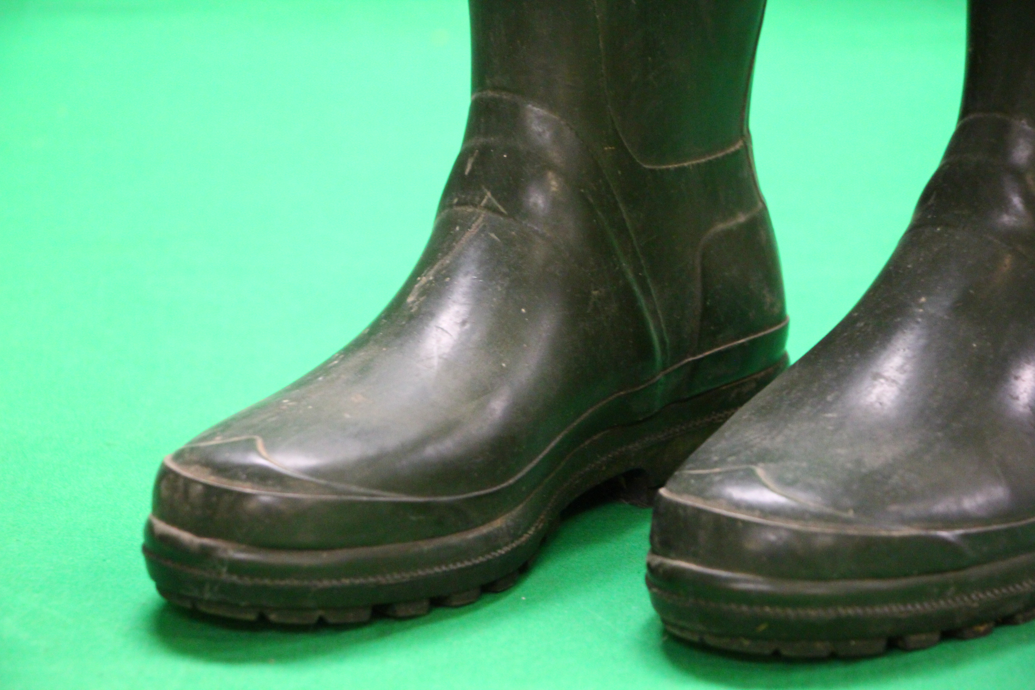A PAIR OF GENTS HUNTER WELLIE BOOTS - NO VISIBLE SIZE - APPROX SIZE 9 - Image 5 of 6