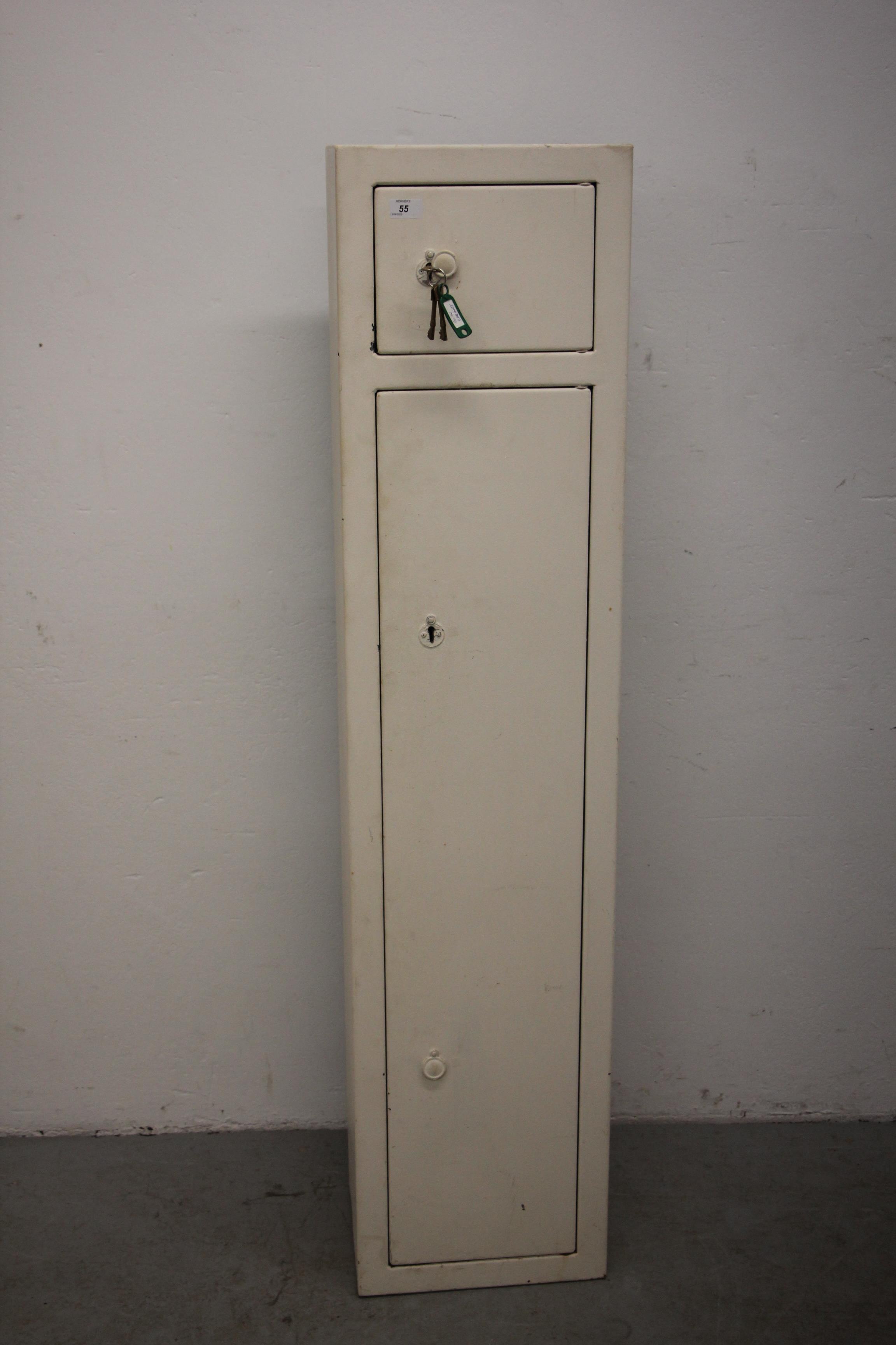 A STEEL GUN SECURITY CABINET WITH AMMUNITION BOX - KEYS WITH AUCTIONEER