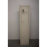 A STEEL GUN SECURITY CABINET WITH AMMUNITION BOX - KEYS WITH AUCTIONEER