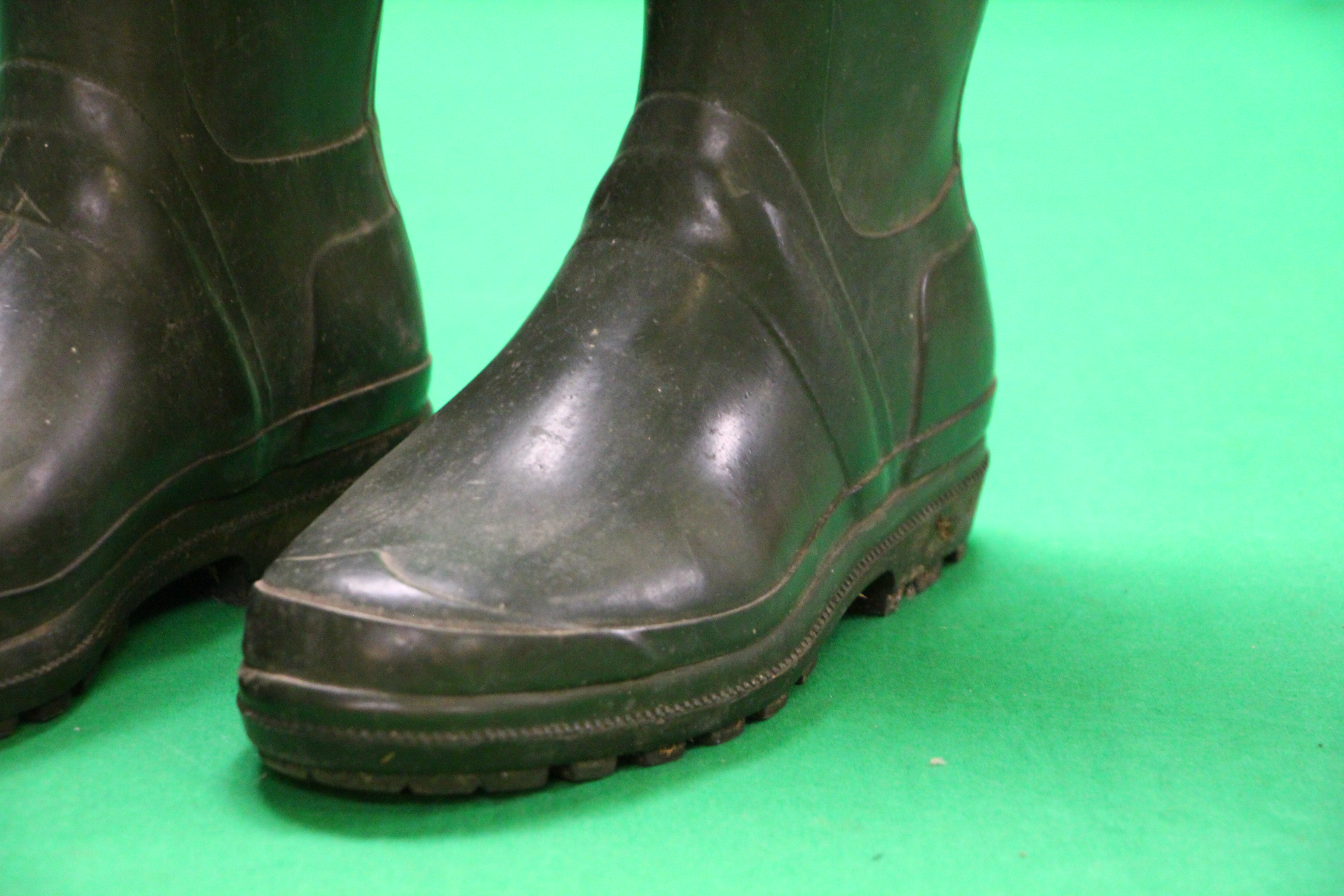 A PAIR OF GENTS HUNTER WELLIE BOOTS - NO VISIBLE SIZE - APPROX SIZE 9 - Image 4 of 6