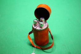 A GOOD QUALITY LEATHER BOUND TRIPLE FLASK SET WITH GLASS FLASKS
