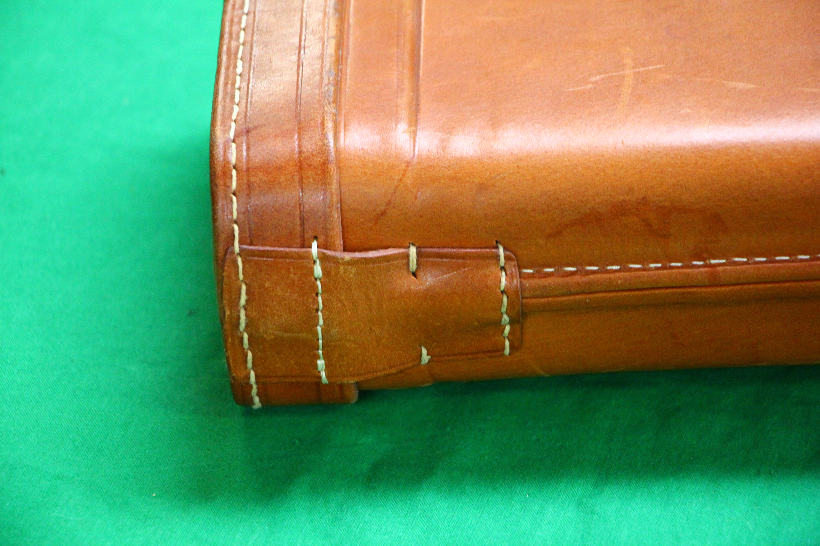 A GOOD QUALITY MODERN LEATHER LEG OF MUTTON GUN CASE - Image 10 of 13